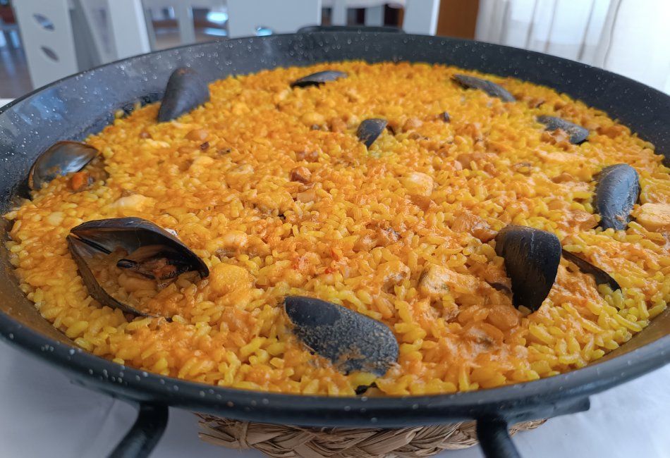 Auténticas paellas en Peñíscola para llevar. Arroz con mejillones.