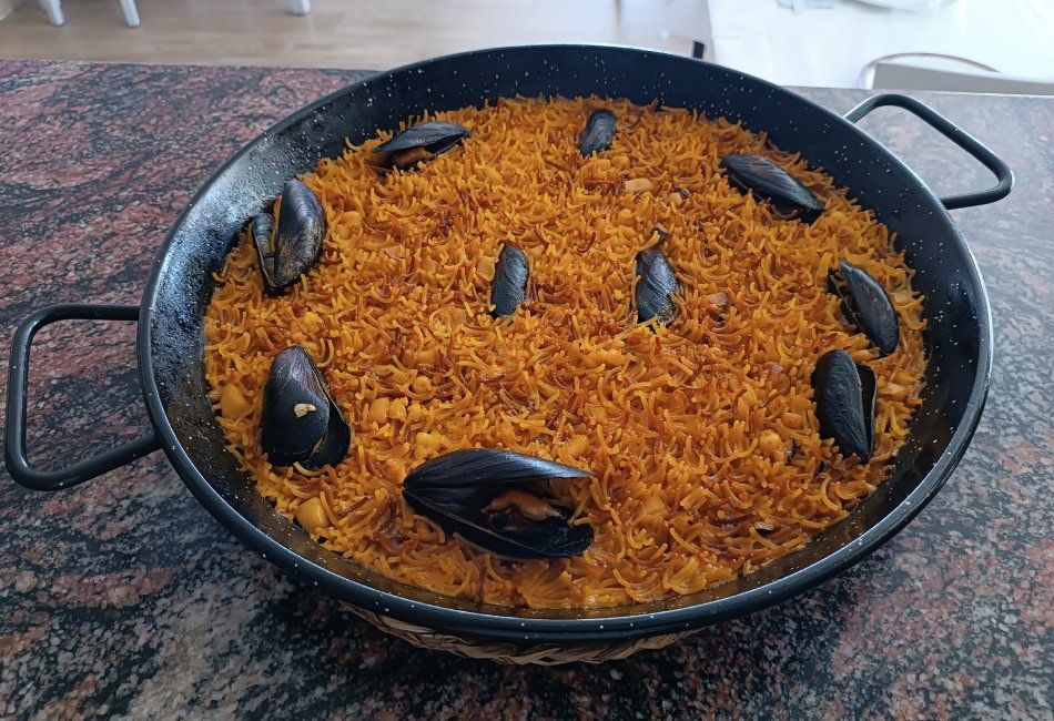 Paellas para llevar en Peñíscola con ingredientes locales. Arroz del chef con mejillones.