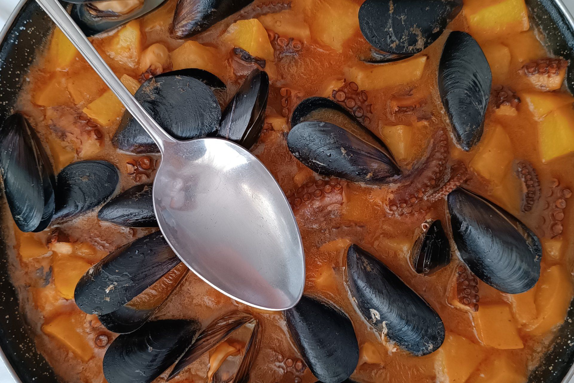 Paellas para llevar en Peñíscola para celebraciones. Pulpo con patatas y mejillones.