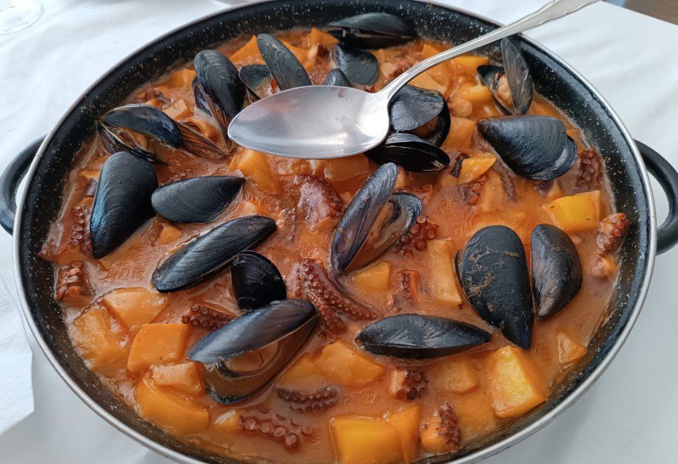 Paellas para llevar en Peñíscola y comer en la playa. Pulpo con patatas y mejillones.