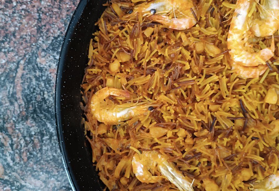 Paellas para llevar en Peñíscola y disfrutar con amigos. Fideuá de marisco.