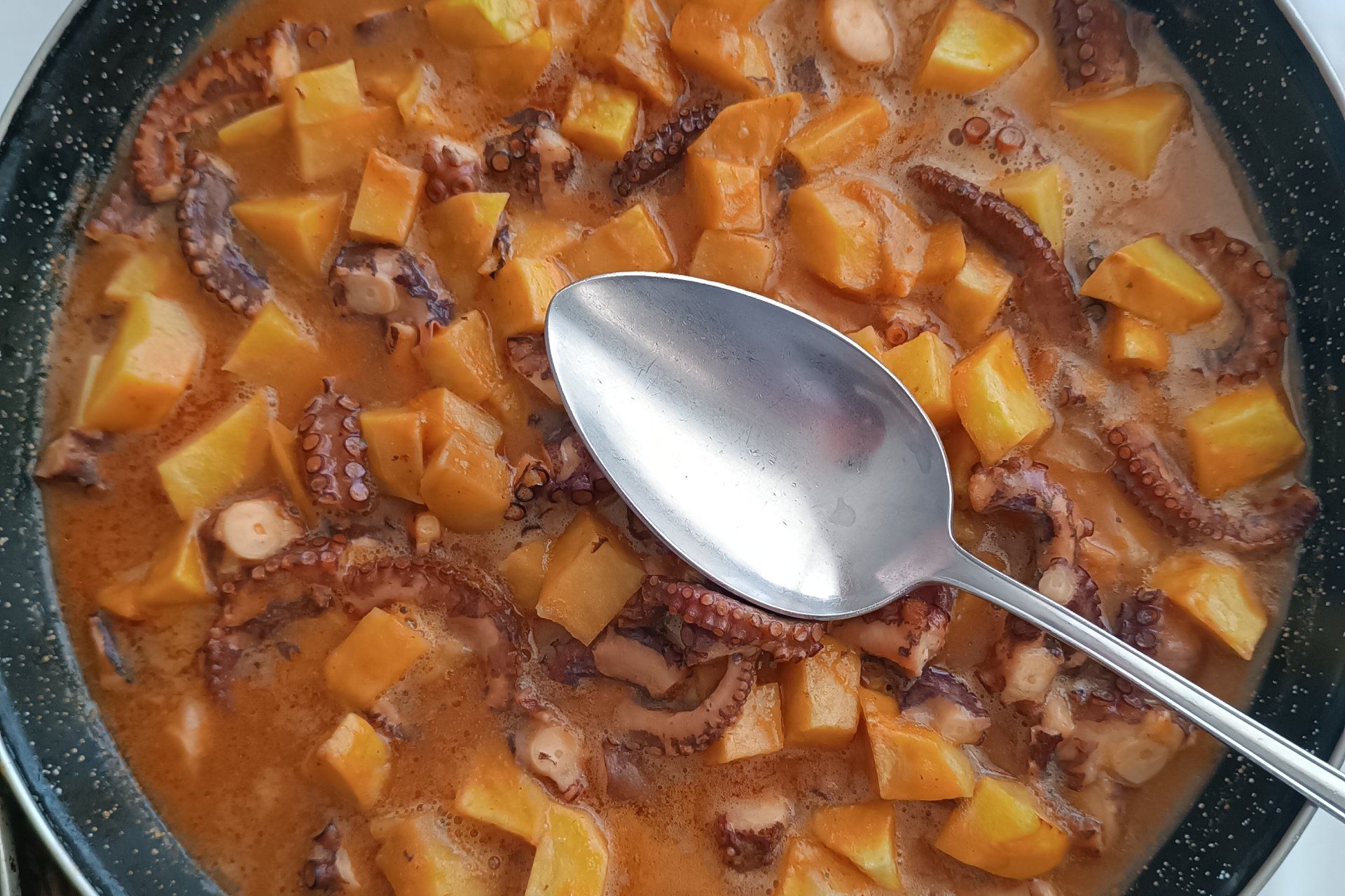 Paellas auténticas para llevar en Peñíscola. Pulpo con patatas.