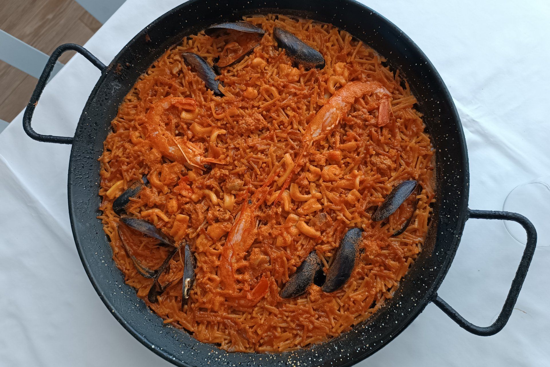 Paellas exquisitas para llevar en Peñíscola. Fideuá de marisco.