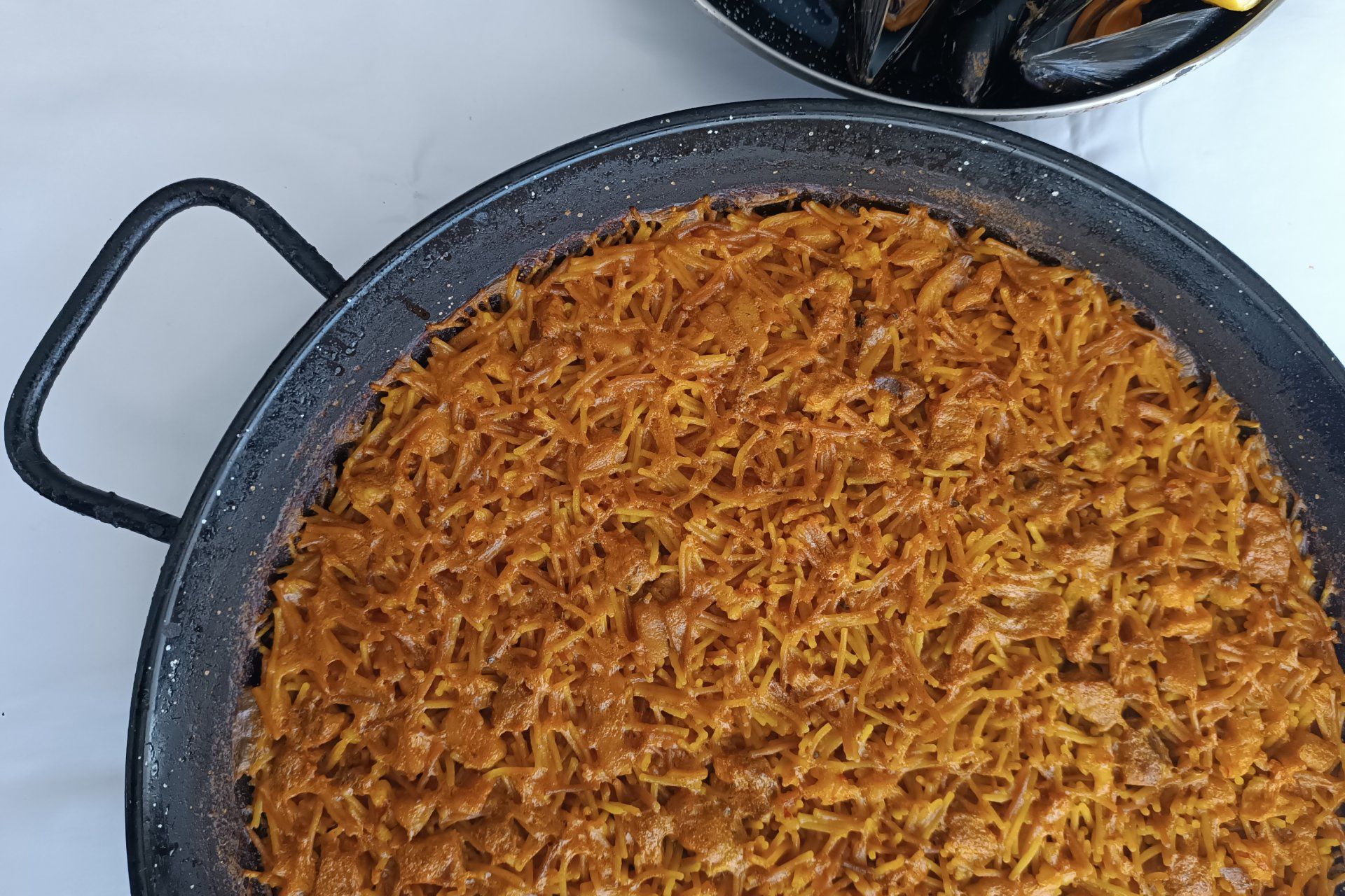 Paellas recién hechas en Peñíscola para llevar. Fideuá.