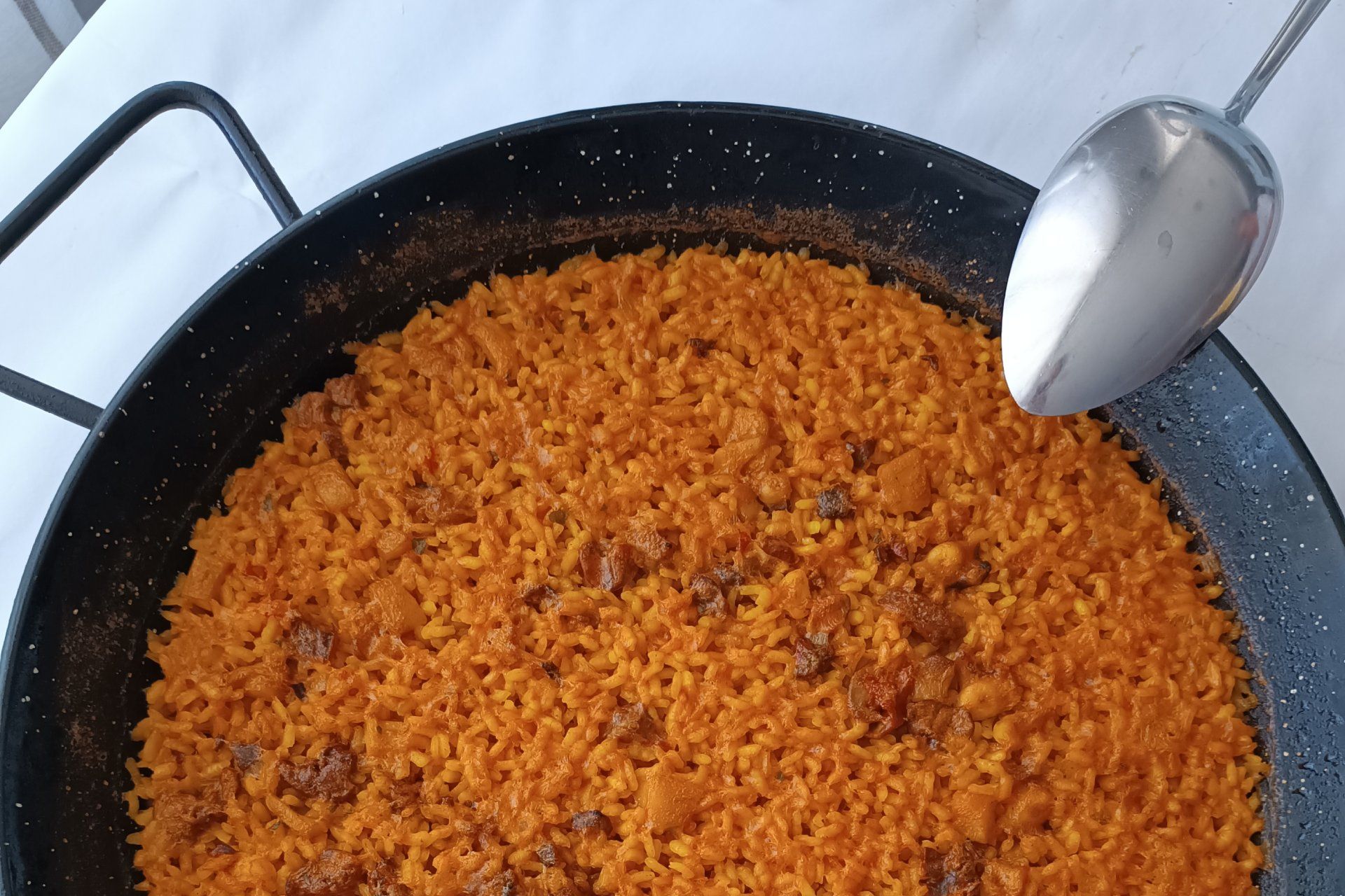 Paellas recién hechas para llevar en Peñíscola. Arrosejat.