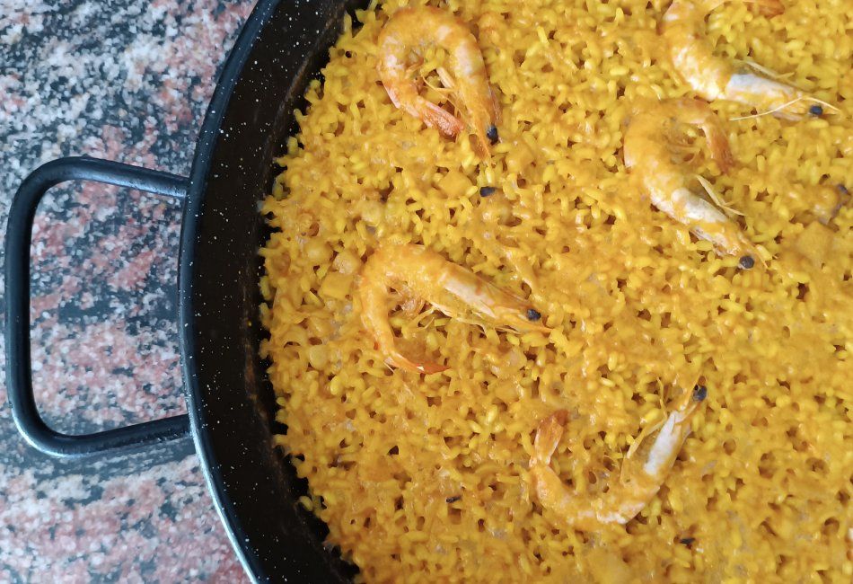 Paellas tradicionales para llevar en Peñíscola. Arrosejat con gambas.