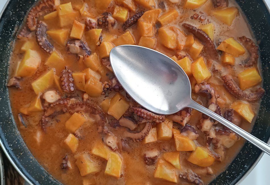 Paellas tradicionales valencianas para llevar en Peñíscola. Pulpo con patatas.