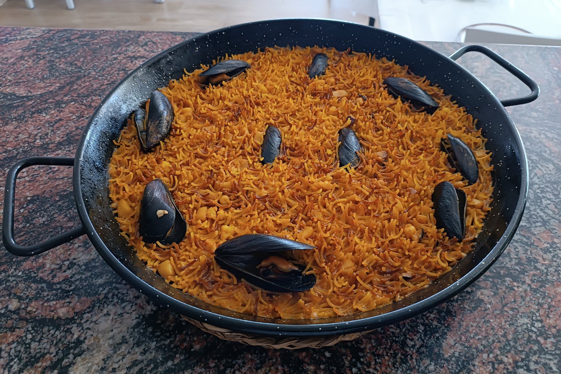 Paellas variadas para llevar en Peñíscola. Fideuá de mejillones.